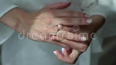 年轻女子戴着带有钻石的手指首饰戒指。 <strong>豪</strong>华昂贵的求婚戒指。 婚<strong>礼</strong>当天新娘